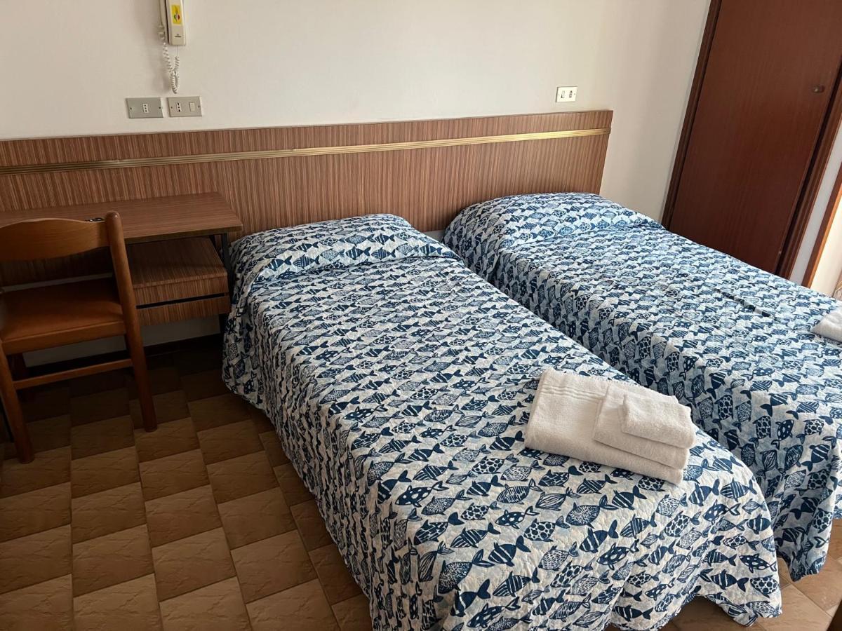 Hotel Estense Ріміні Екстер'єр фото