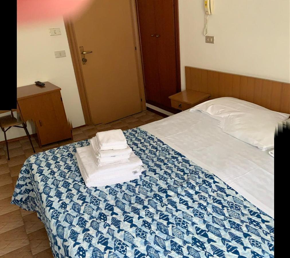 Hotel Estense Ріміні Екстер'єр фото