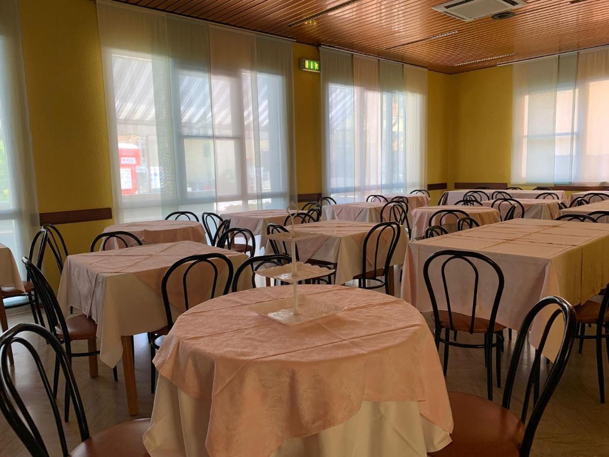 Hotel Estense Ріміні Екстер'єр фото