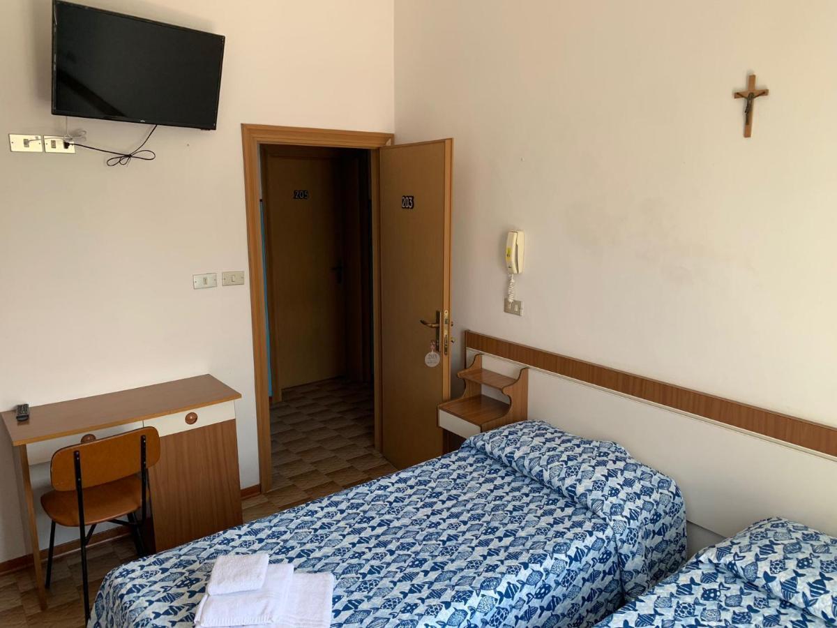 Hotel Estense Ріміні Екстер'єр фото